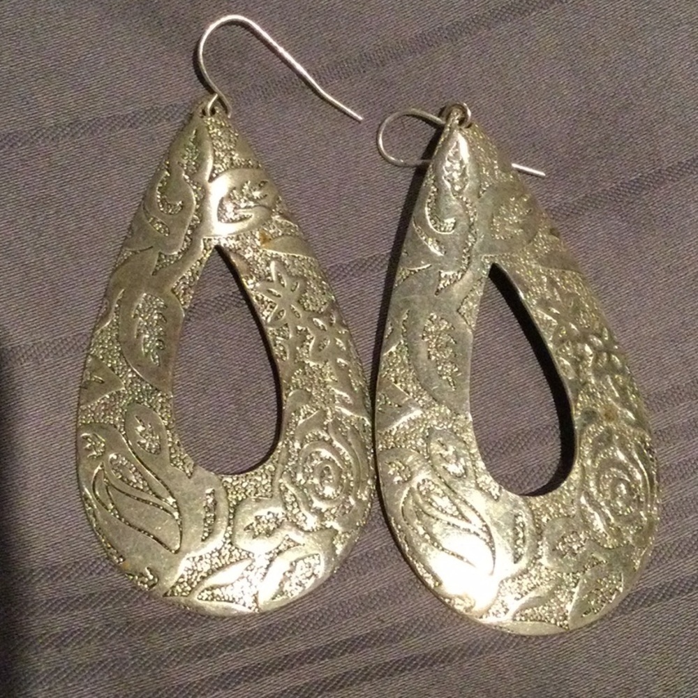 Silver dangling earrings with brocade pattern cutout